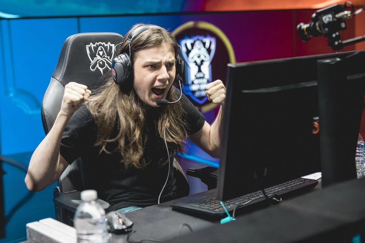 Сын миллиардера Константина Малофеева, стримящий онлайн-игры, подал в суд на Twitch Сын миллиардера Константина Малофеева, стримящий онлайн-игры, подал в суд на Twitch