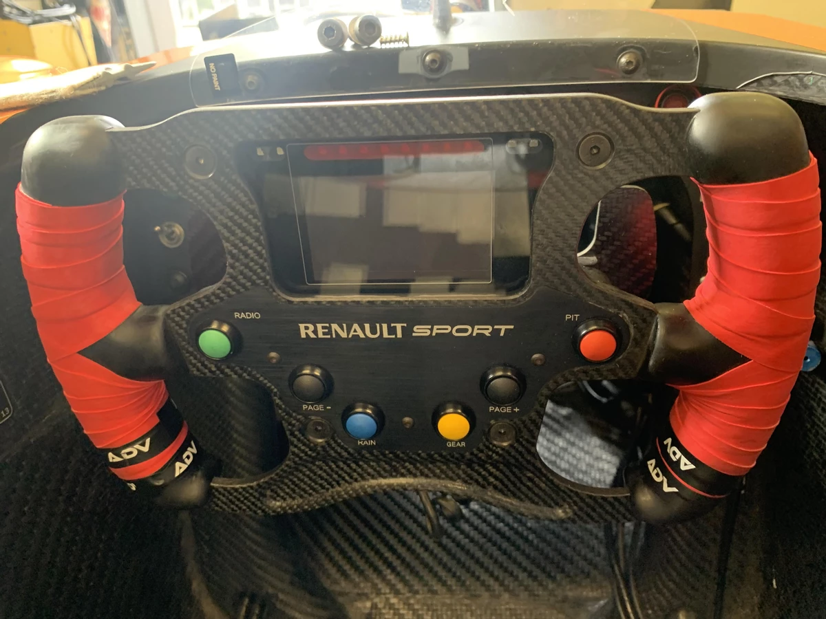 Чемпион по симрейсингу провел тесты на реальной Formula Renault Чемпион по симрейсингу провел тесты на реальной Formula Renault