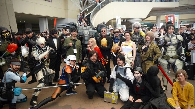 Коджима Хидео посетил Osaka Comic Con, заценил косплей и встретил РобоКопа. Есть фото и видео